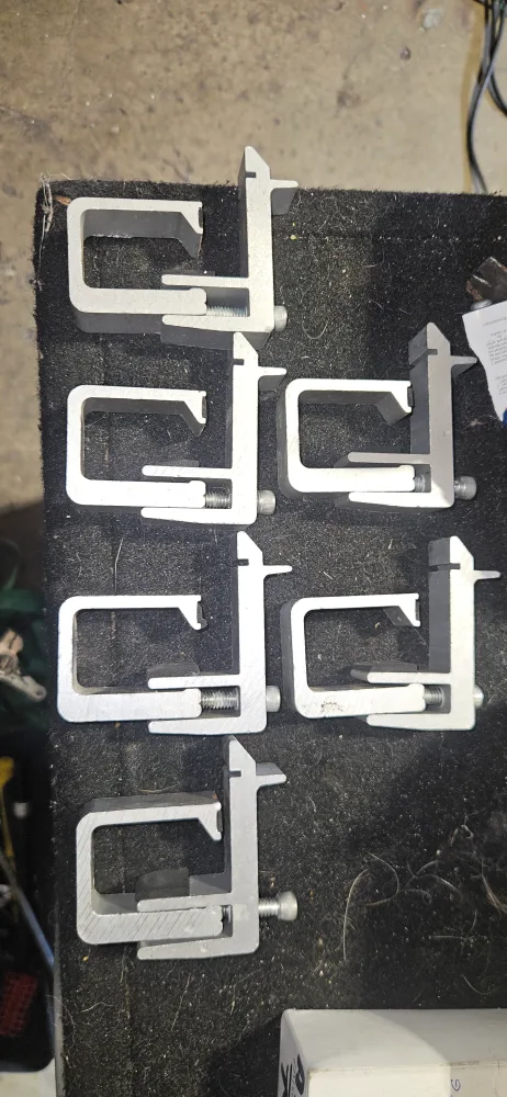 mint condition locking Truck Bed Tonneau Cover w/ Clamps image indicator(4)