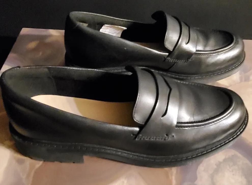 Women's Clarks Black Leather Loafers 8.5 image indicator(4)