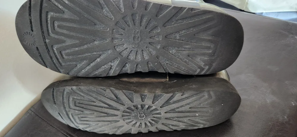 women's UGG rainboots size 7 image indicator(5)