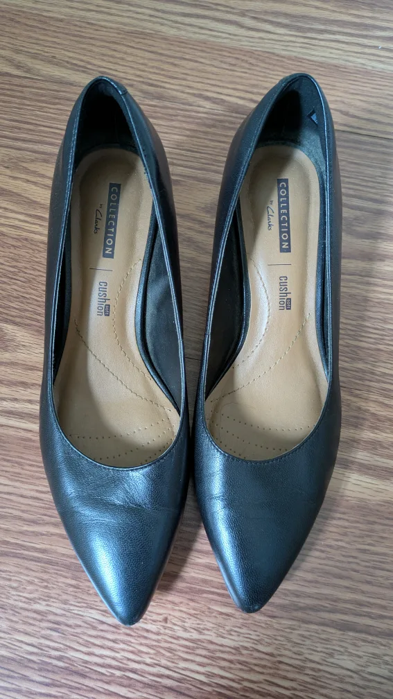 LAST CHANCE: Clarks - Size 7.5 Heels image indicator(2)