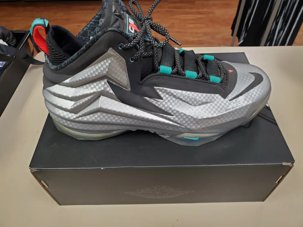 Nike LeBron XIII 13 Low Limited Black Silver thumbnail