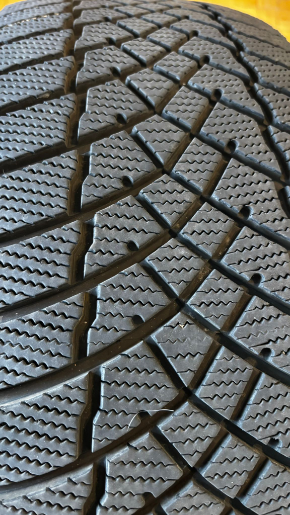 Motomaster Winter Edge II Tire 235/60R18 - photo 2