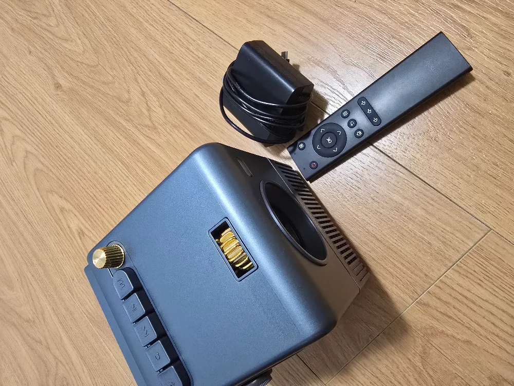 Emotn N1 Projector - Great Condition! image indicator(2)