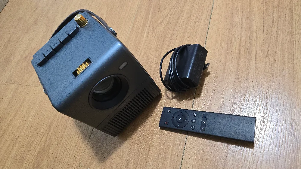 Emotn N1 Projector - Great Condition! image indicator(3)