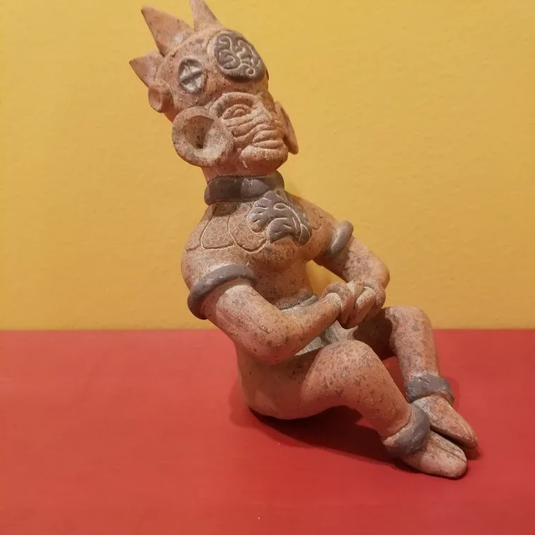 Terracotta Mayan Figurine image indicator(4)