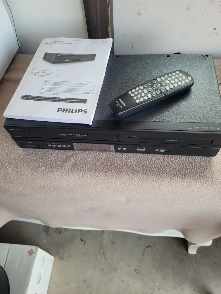 Philips DVD/VCR Combo Player - 4 Head Hi-Fi Stereo thumbnail