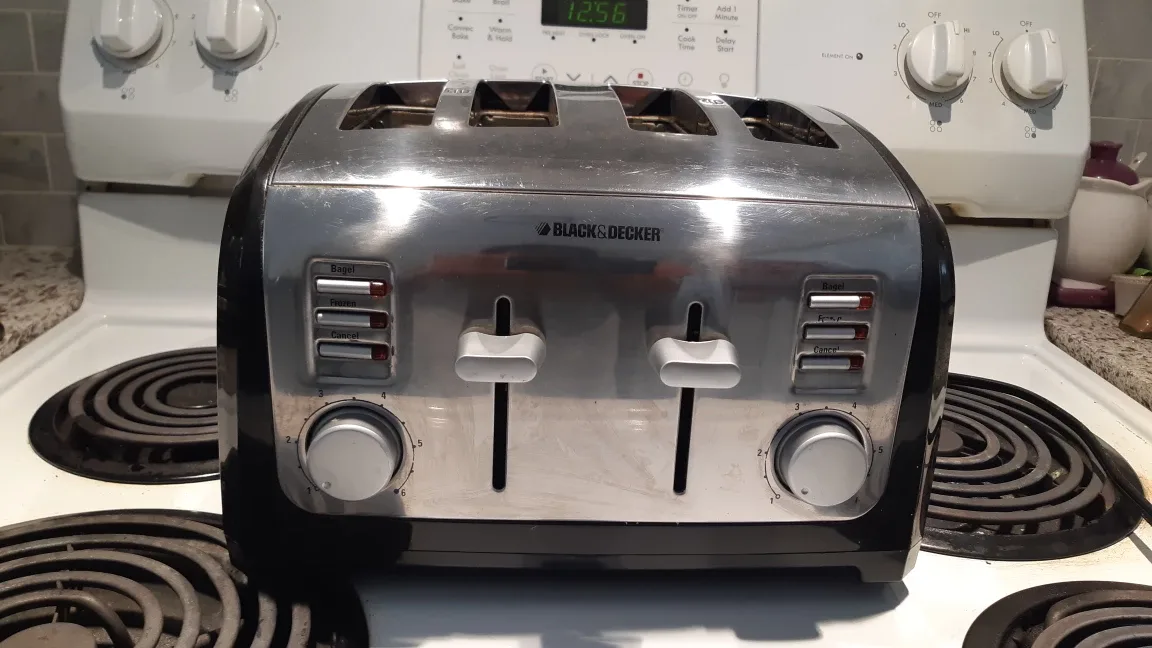 Black & Decker 4-Slice Toaster stainless steel image indicator(2)