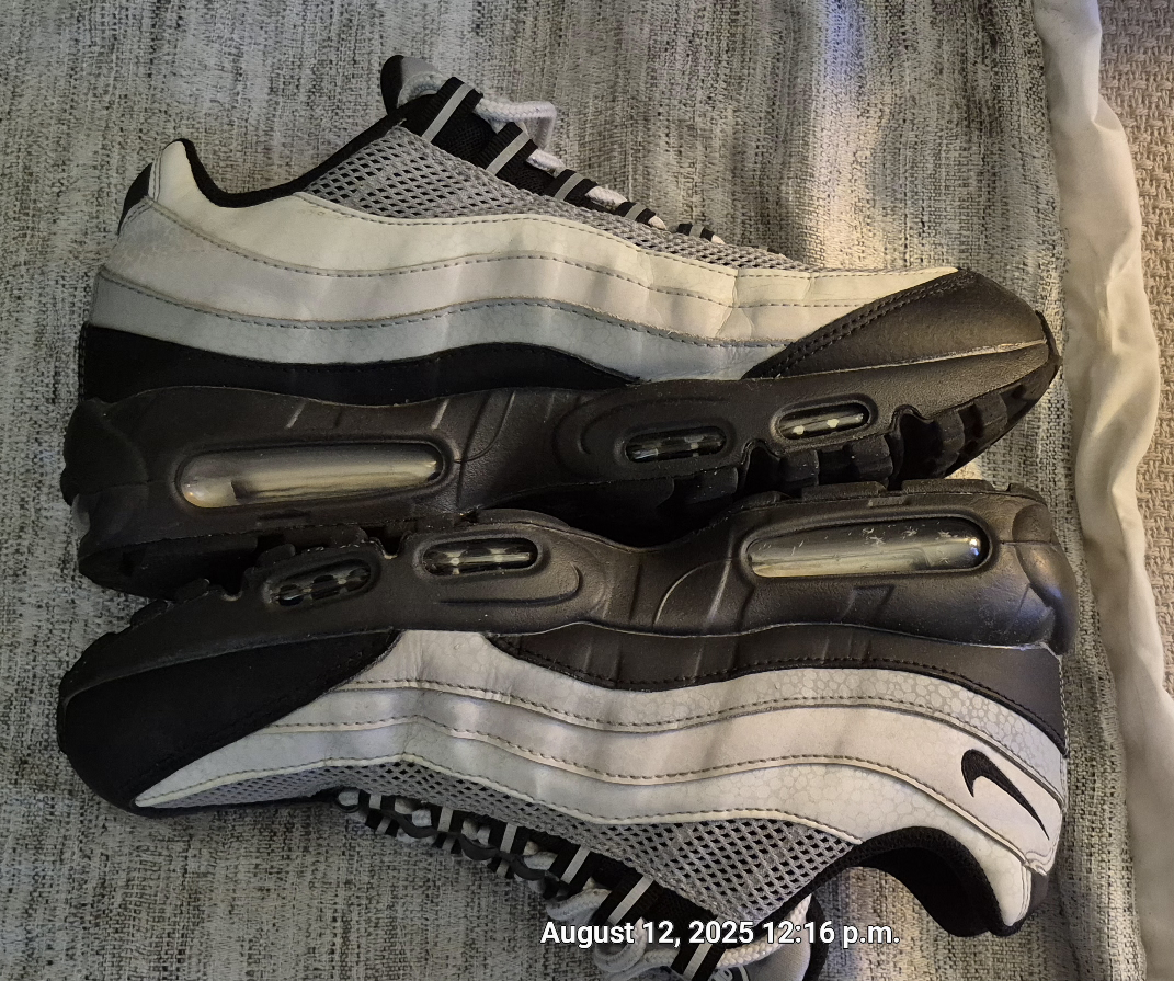 Mens size 11 Nike Air Max shoes - photo 4