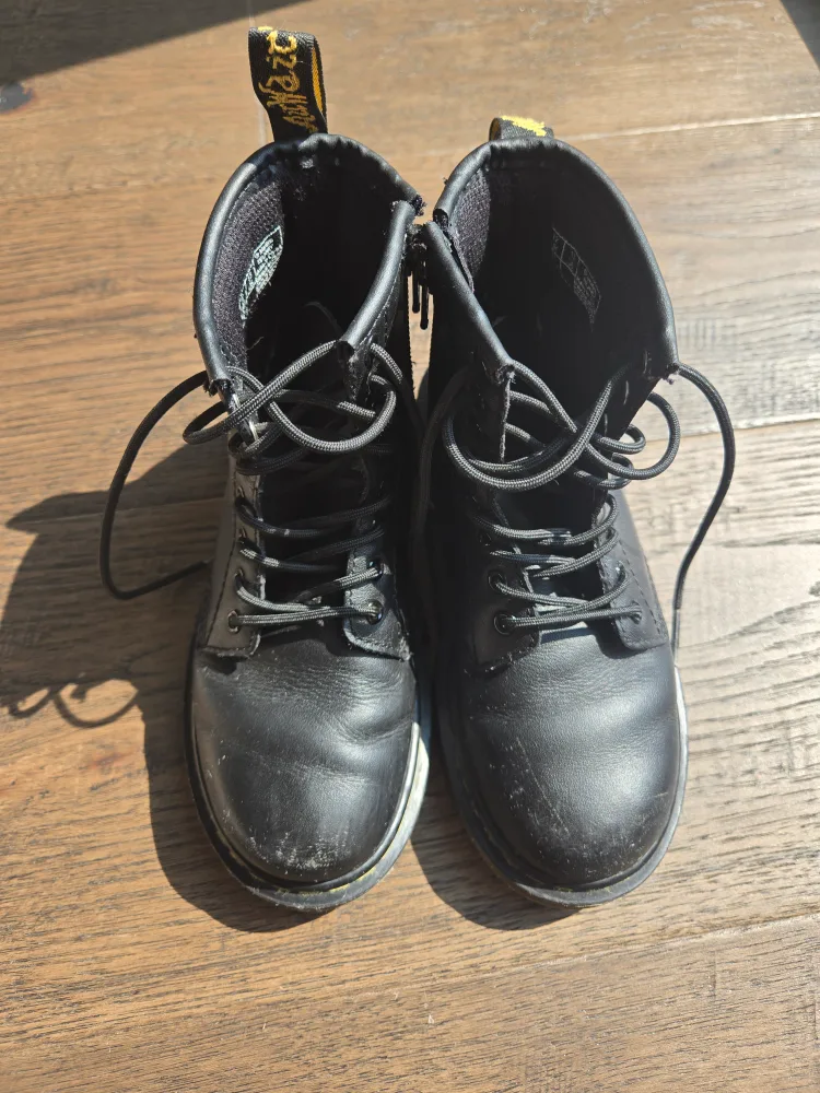 Kids Dr. Martens Black Leather Boots image indicator(2)