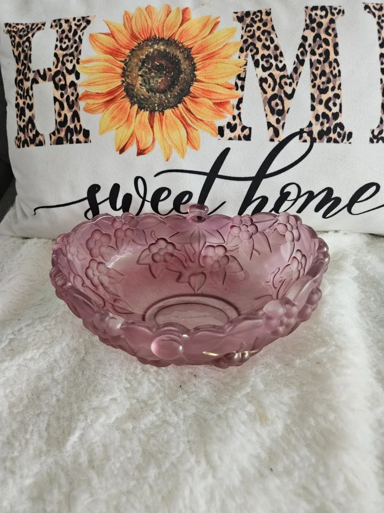 Vintage Pink Glass 3-Tiered Dessert Stand image indicator(5)