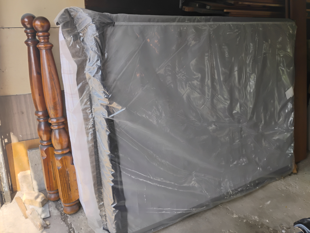 Queen size bed with mattress - photo 2