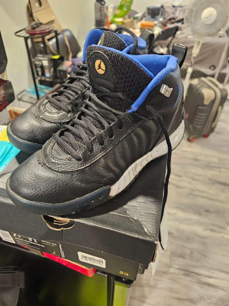 Jordan Boys' Jumpman Team II Black/Blue Size 7Y image indicator(2)