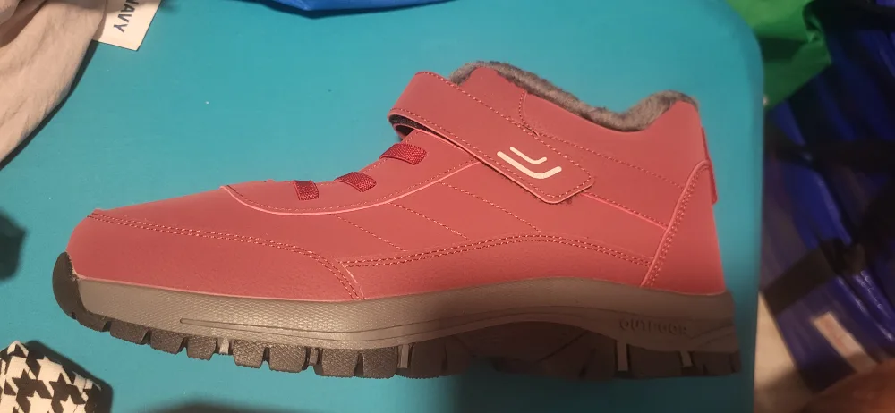 Red winter boots image indicator(2)