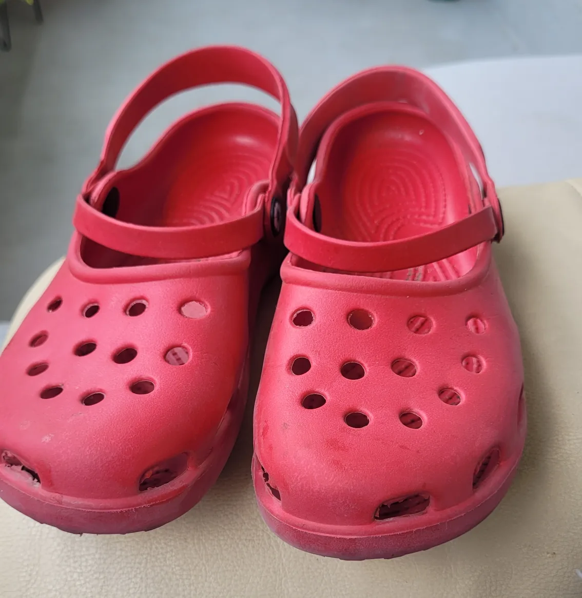 Red Crocs Size 9 thumbnail