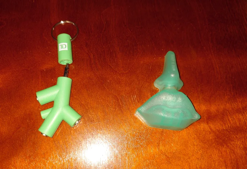 FREE 3.5mm Audio Splitter & Perfume thumbnail