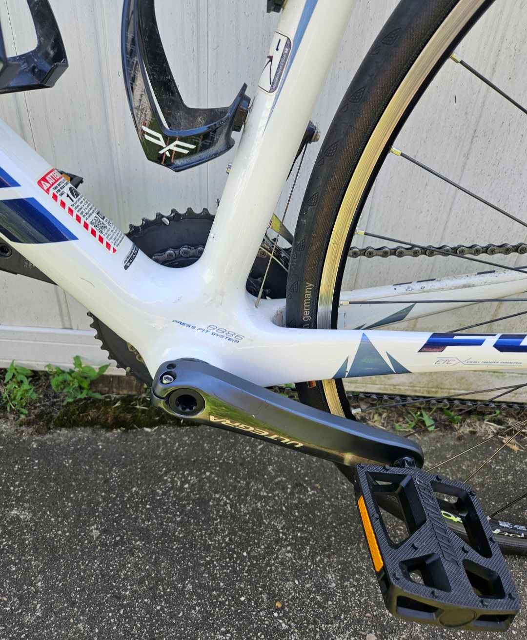 Fuji Granfondo 2.0 LE carbon road bike - photo 3