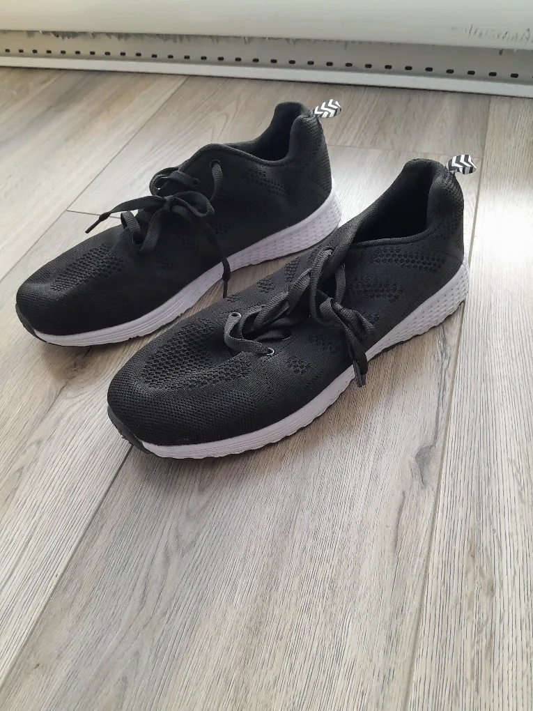 Shoes for $100 altogether sizes EU 42-43 image indicator(6)