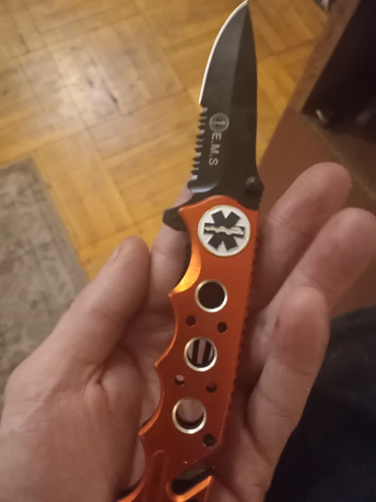 Folding knife thumbnail