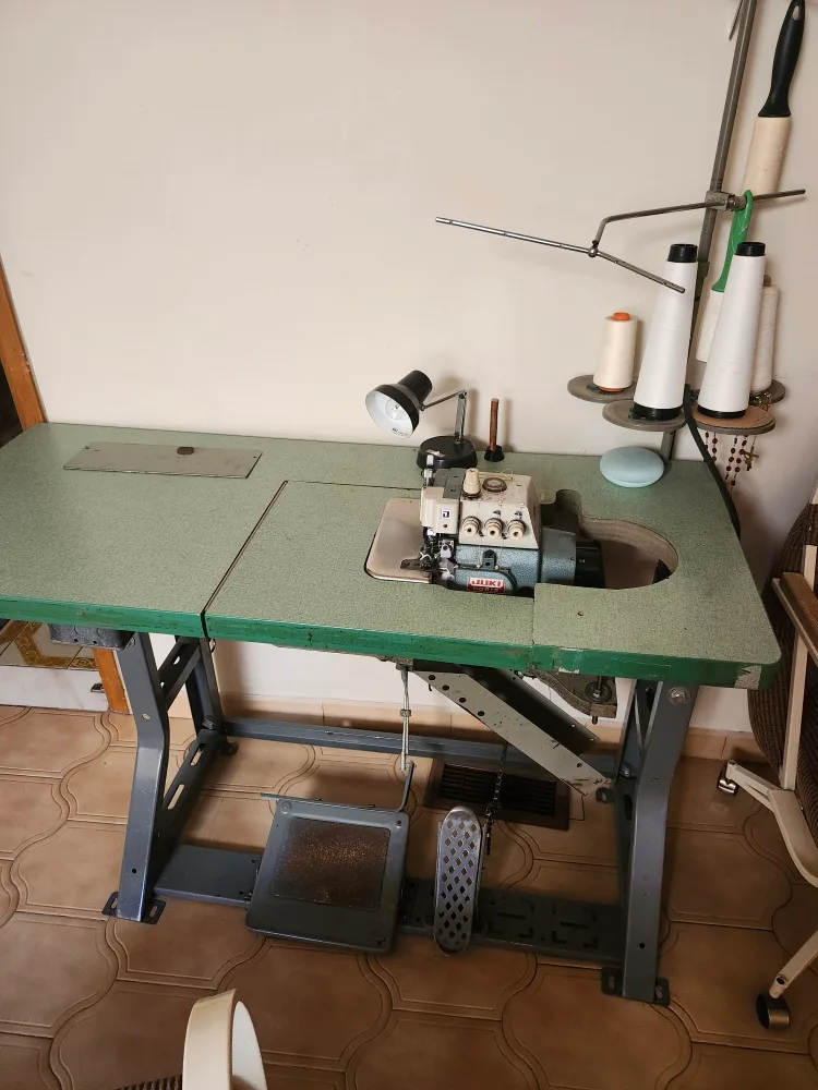Juki MO-812 Class DF6 Serger Sewing Machine thumbnail