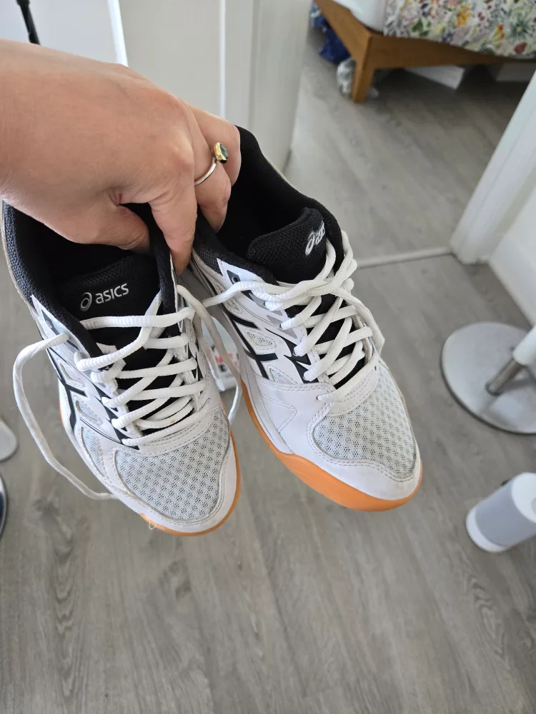 Asics Upcourt 4 Boy's size 3.5 US Court Shoes thumbnail