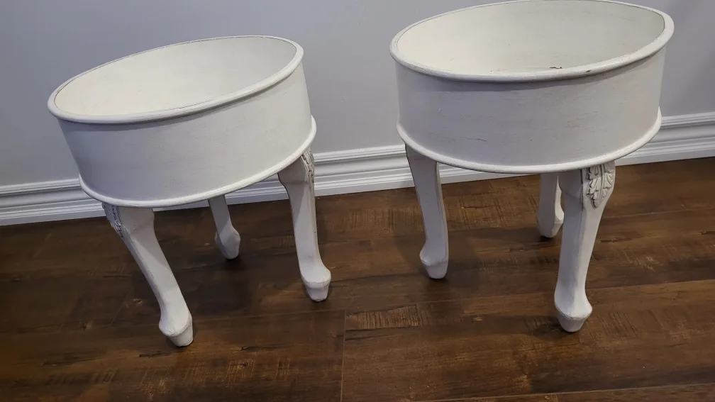 Vintage White plant pot stands - Set of 2 image indicator(2)