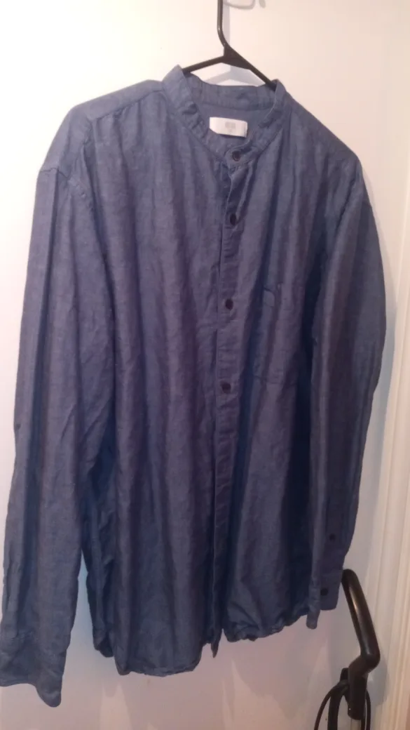 Uniqlo Blue Button-Up Shirt (Size L) image indicator(2)