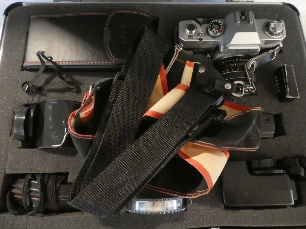 Vintage Ricoh 35mm Film Camera Kit + Lenses + Case image indicator(7)