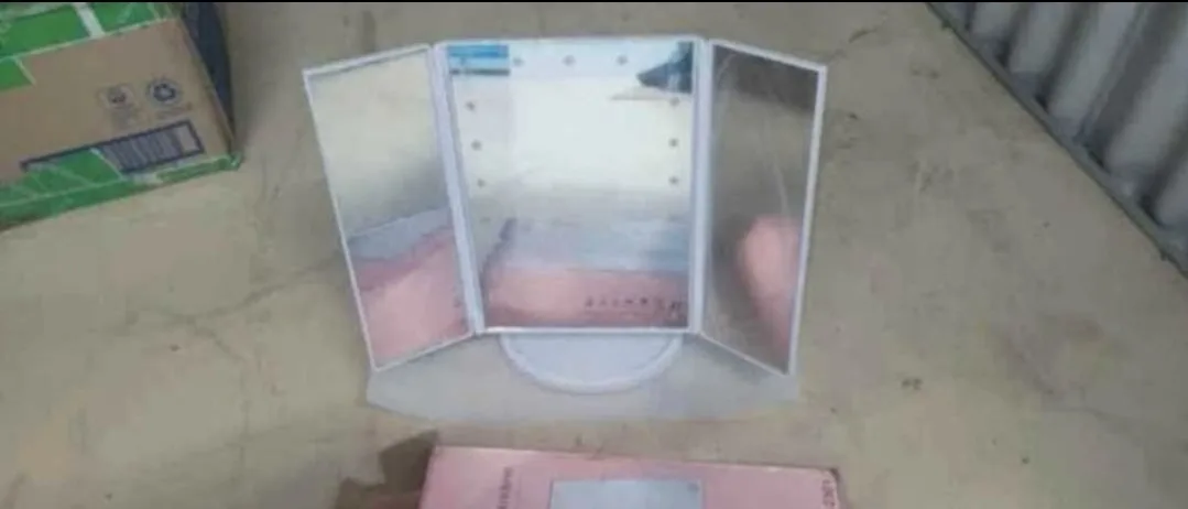 Leewent Trifold Makeup Mirror image indicator(5)