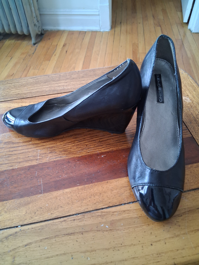 Bandolino Black Wedge Heel Shoes - Size 7M