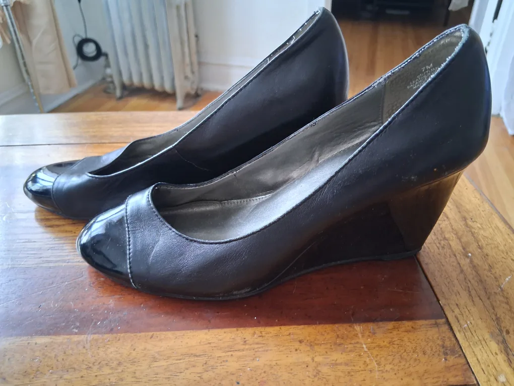 Bandolino Black Wedge Heel Shoes - Size 7M image indicator(3)