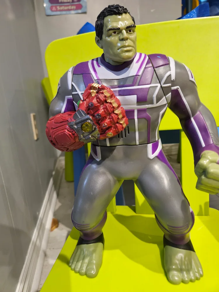 Hulk Action Figure with Gauntlet Endgame thumbnail