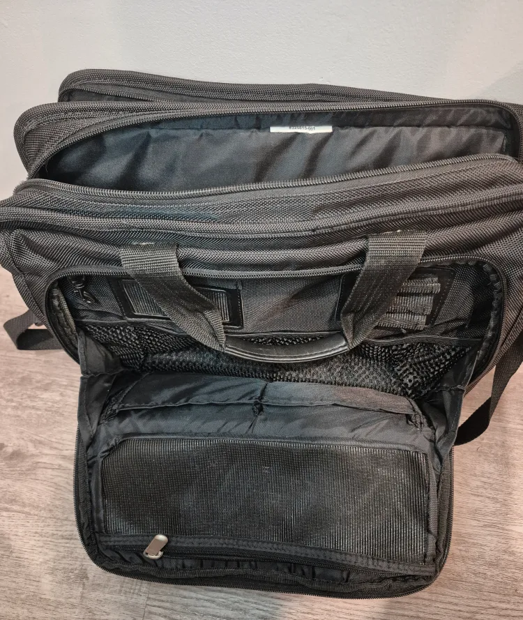 HP Black 16" Laptop Bag image indicator(3)