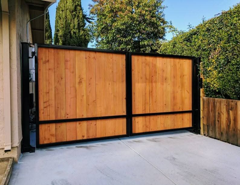 Fence, gates, decks, handrails - photo 2