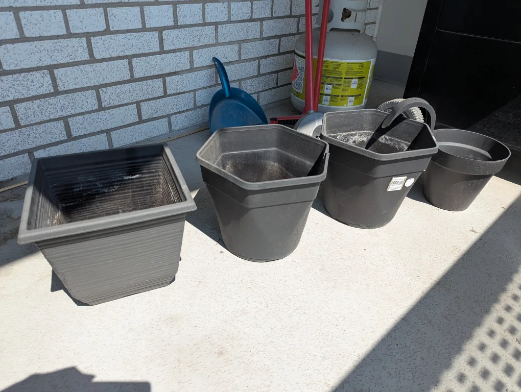 4 Black Plastic Flower Pots