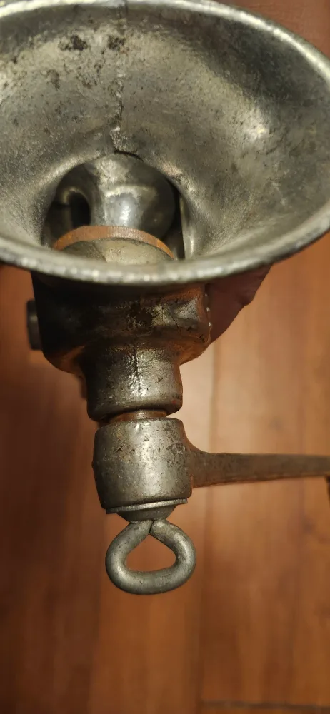 VINTAGE MADE IN ENGLAND HAND MINCER SOLID IRON.. WOOD HANDLE image indicator(4)