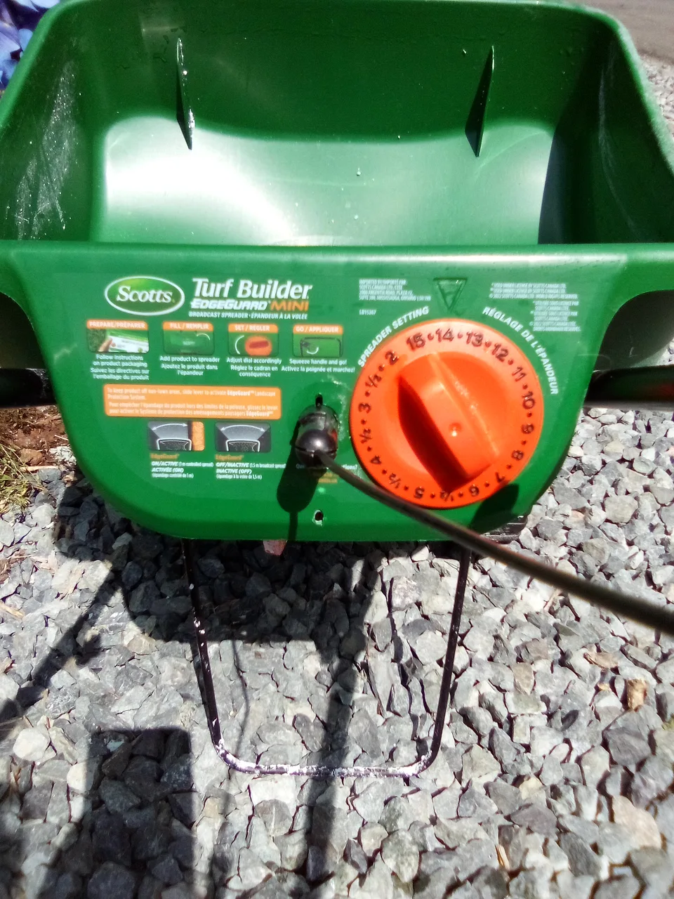 Scotts Turf Builder EdgeGuard Broadcast Spreader image indicator(2)