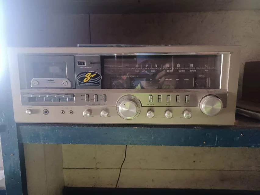 Vintage SG Stereo Receiver with Speakers thumbnail