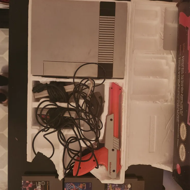 Nintendo Action Set with 3 games, 2 controllers and gun image indicator(2)