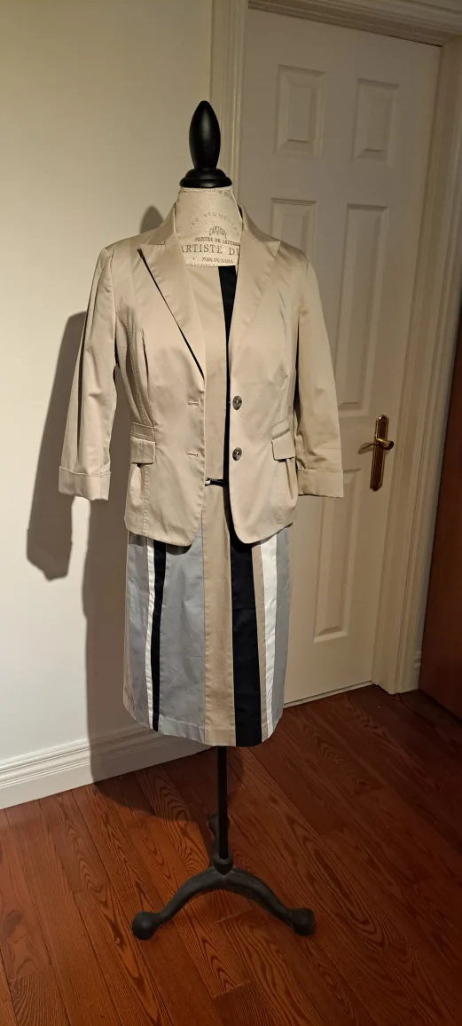 Beige blazer thumbnail