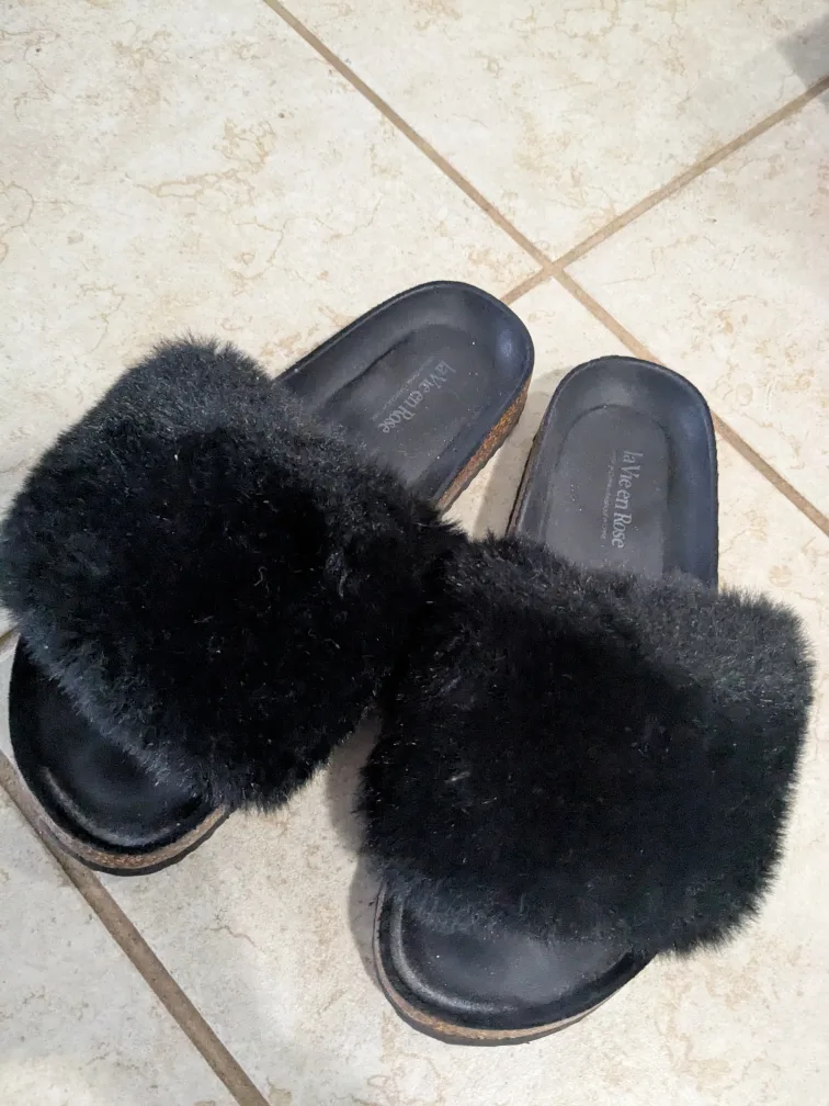 La Vie en Rose Black Furry Slides thumbnail