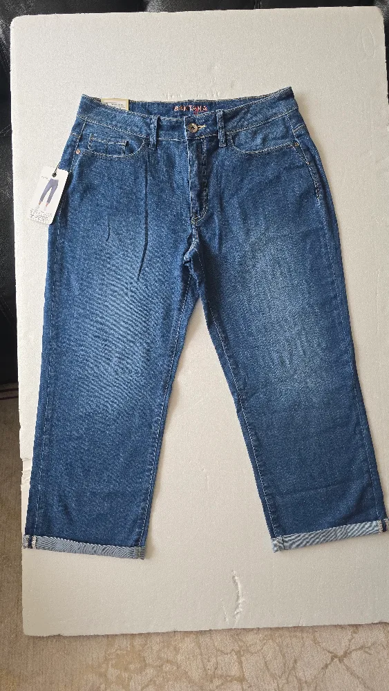 Brand new Santana capri jeans mid foe sale only $19 image indicator(2)