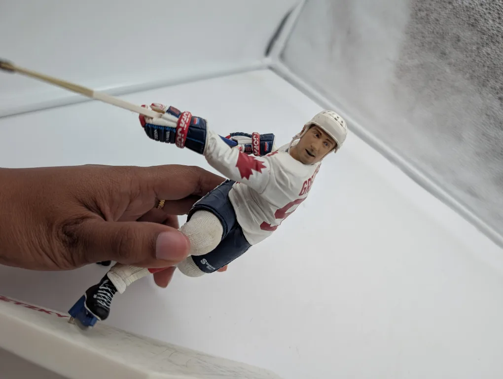 Wayne Gretzky Figurine image indicator(3)