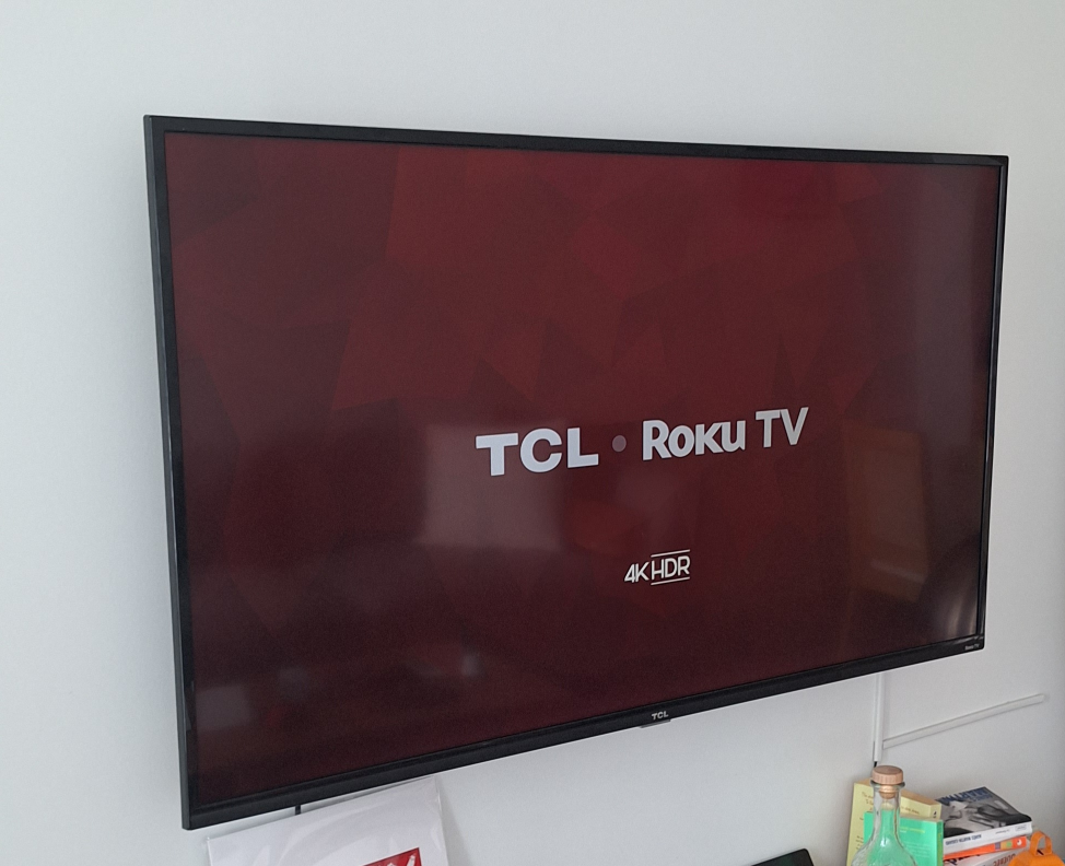 TV TCL Roku 4K UHD HDR serie 4 - 50 p with lights