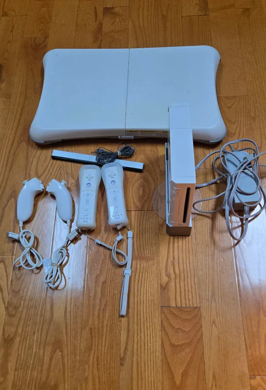 Wii Fit Balance Board + EA Active & Energizer Charger thumbnail