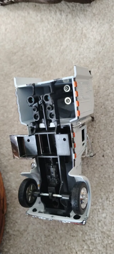 Kenworth White Diecast Truck image indicator(2)