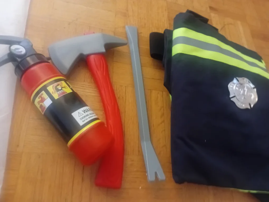 KOSGRAIY Firefighter Costume Set - Kids Size image indicator(2)