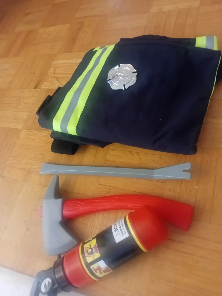 KOSGRAIY Firefighter Costume Set - Kids Size image indicator(3)