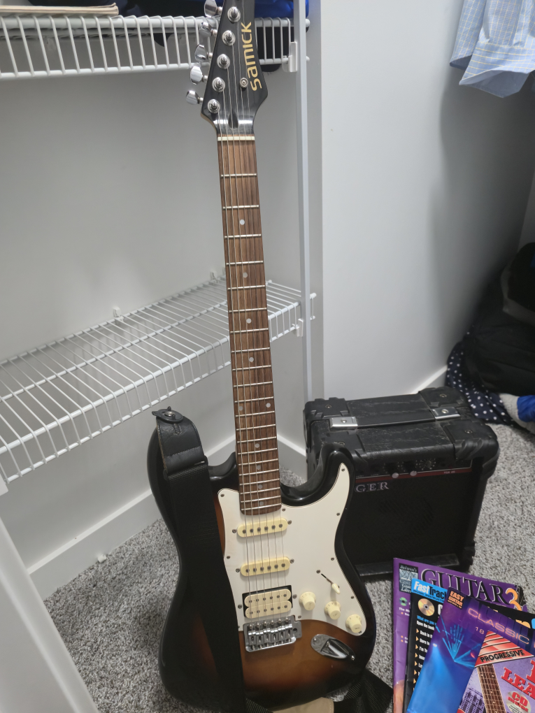 Samick Electric Guitar with Tiger Amp & Books - photo 2