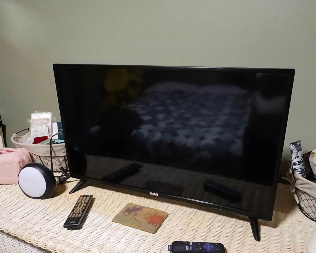 RCA TV - Like new with Roku Box