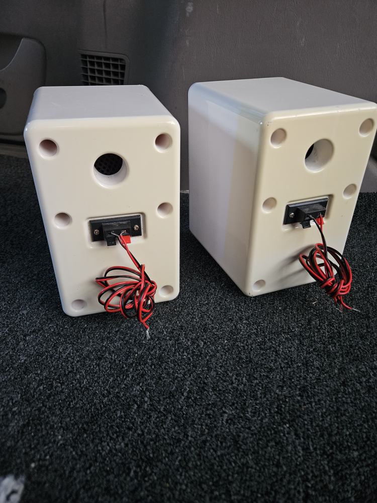 Pair of White Bookshelf Speakers - photo 3